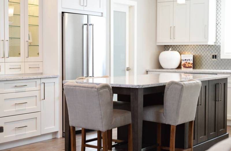Pose de cuisine avec îlot central arrondi avec évier intégré à Colomiers, près de Toulouse