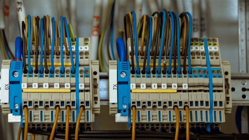 Rénovation d'une colonne électrique montante par un professionnel dans le 15e arrondissement de Marseille